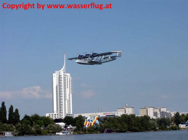 Landung der Dornier DO 24 in Klosterneuburg - Organisator war die Motorflugunion Klosterneuburg unter der Leitung von Gustav Z. Holdosi