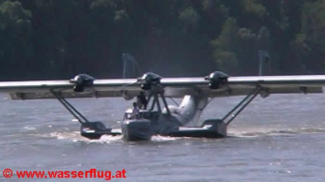Landung der Dornier DO 24 in Klosterneuburg - Organisator war die Motorflugunion Klosterneuburg unter der Leitung von Gustav Z. Holdosi