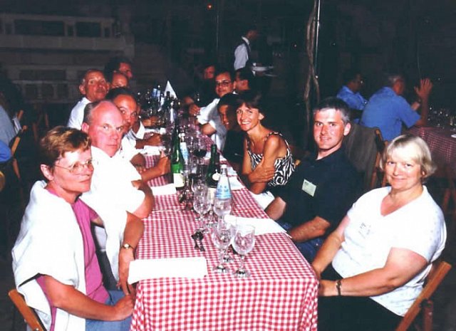 Gemütliches Beisammensein der Ausflugsrunde, Clubausflug Motorflugunion Klosterneuburg, 2001, Flugschule