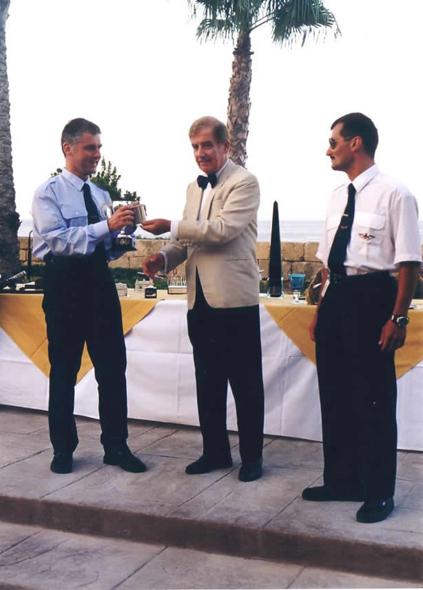 Siegerehrung Hans Altenöder, Andreas Podlezak, Clubausflug Motorflugunion Klosterneuburg, 2001, Flugschule